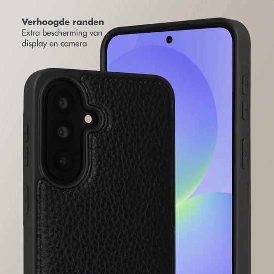 Zwarte lederen telefoonhoes met verhoogde randen ter bescherming van het scherm.