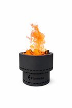 Zwarte Flamsa vuurkorf met vlammen en houtblokken, op een witte achtergrond.