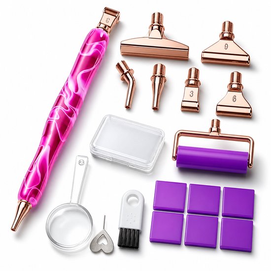 Ensemble d'accessoires de peinture diamantée : stylo marbré violet, embouts en cuivre, blocs de cire, rouleau, brosse, loupe et bac.