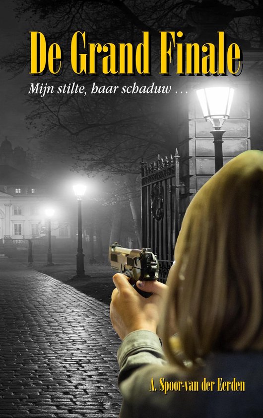 Een vrouw met een pistool kijkt naar een gebouw en een hek bij nacht.