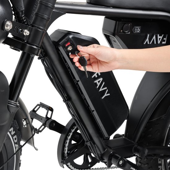 FAVY Cruiser Fatbike - Limited V8 Edition - Rijklaar - 60 km - NFC - Alarmsysteem - Verbeterd LCD Display - Hydraulische Schijfremmen - Achterzitje & Voordrager - 250W Motor - Incl. Elektrische Fietspomp - 2 Jaar Garantie - Zwart — afbeelding 3