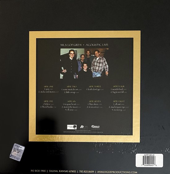 Achterkant van een albumhoes met foto van Nils Lofgren en band, en tracklist.