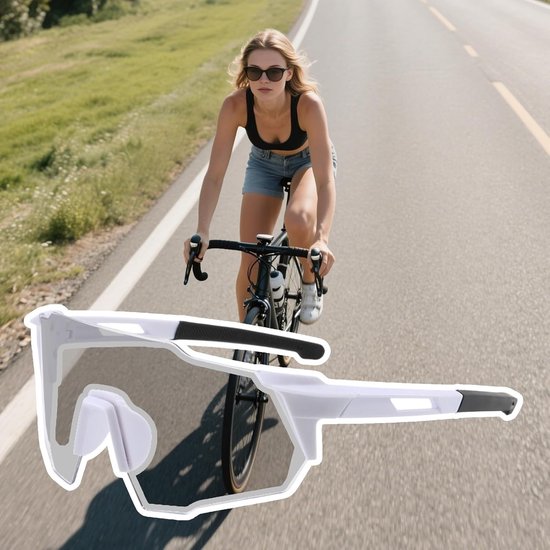 Vrouw op racefiets draagt een zwarte top en korte broek, met witte sportbril met gespiegelde glazen.