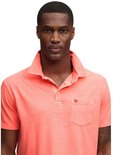 Man met oranje poloshirt met korte mouwen en borstzakje.