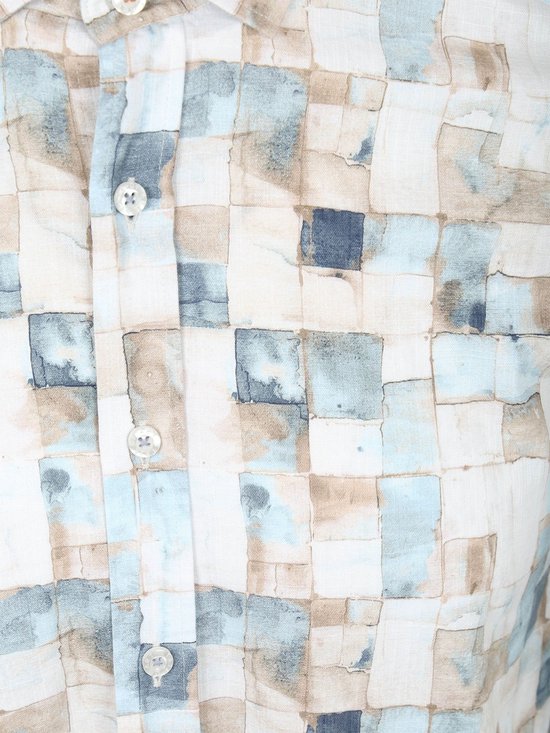 Detail van de knopenrij van een langarmig overhemd met een mozaïekprint van blauwe, beige en witte vierkanten.
