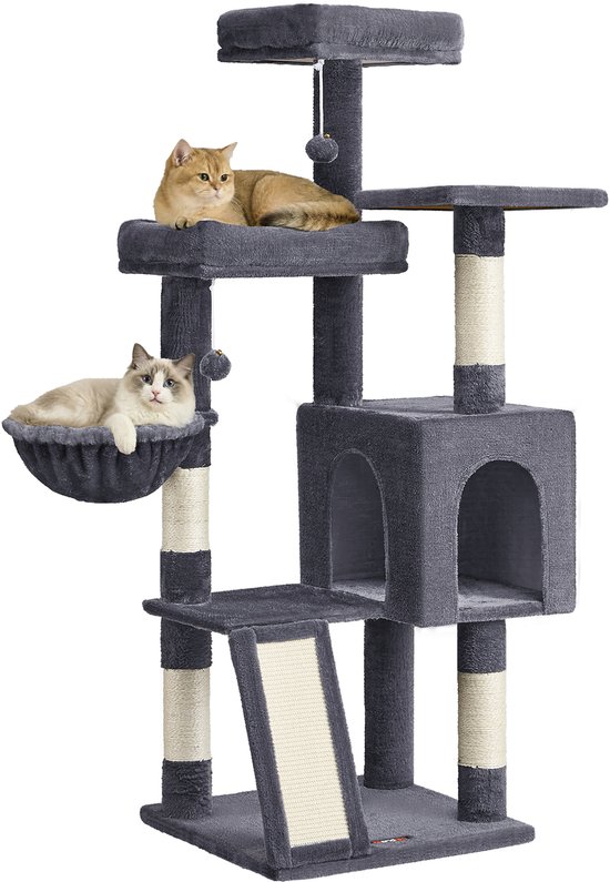 Un grand arbre à chat gris avec plusieurs plateformes, un hamac, une niche et une rampe. Deux chats, l'un dans le hamac, se reposent sur l'arbre.