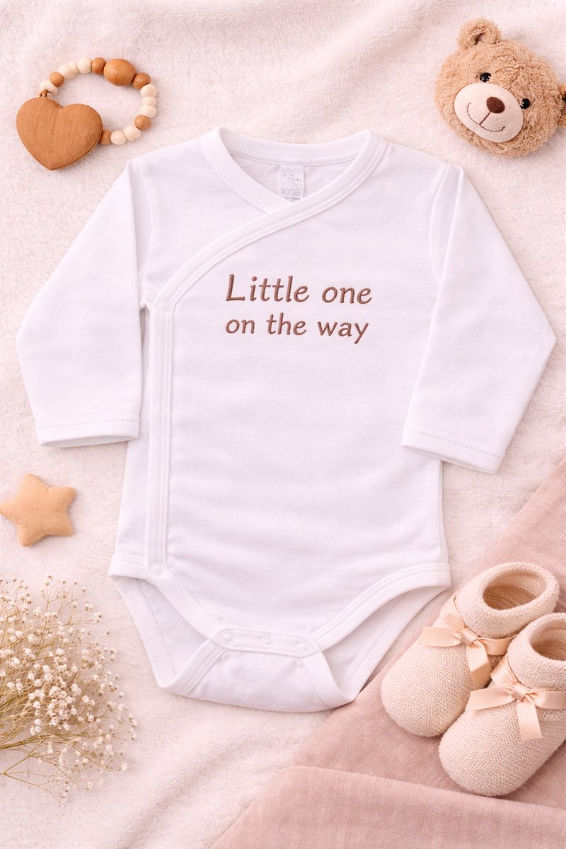 Omslag Romper Baby – Little one on the way… – Zwangerschap Aankondiging – Geborduurd – Newborn Cadeau – Unisex babykleding - omslagromper - 100% katoen - baby aankondiging - originele zwangerschaps reveal