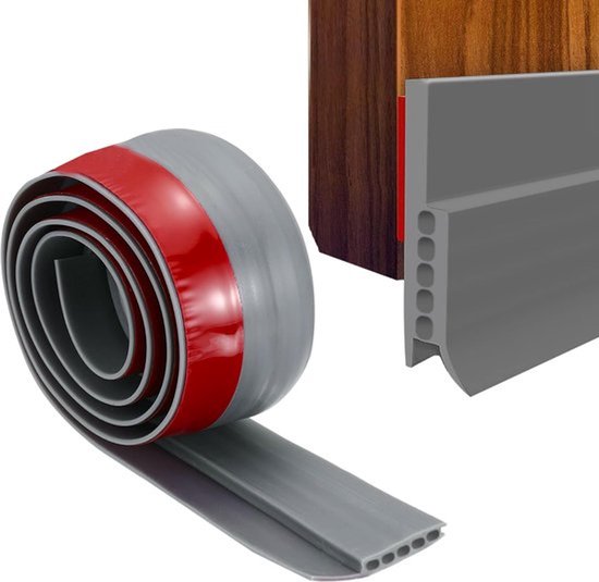 Grijze siliconen tochtstrip met dubbelzijdige rode tape, opgerold en naast een afbeelding van een gemonteerde strip onder een houten deur.