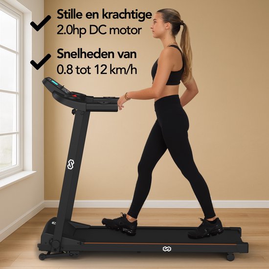 Vrouw op zwarte loopband met oranje accenten, loopt met 12 km/u. Stille 2.0pk DC motor.
