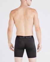 Zij-aanzicht van een man die een zwarte boxer met camouflage tailleband draagt.