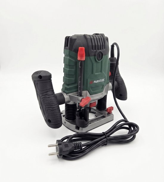 Parkside bovenfreesmachine, groen en zwart, met zijhandvatten, stroomsnoer en schaalverdeling.
