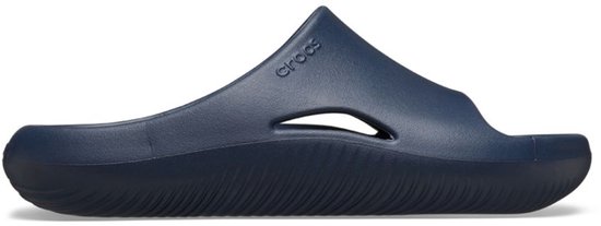 Donkerblauwe Crocs Mellow Recovery Slide met een open zijde en ribbelzool.