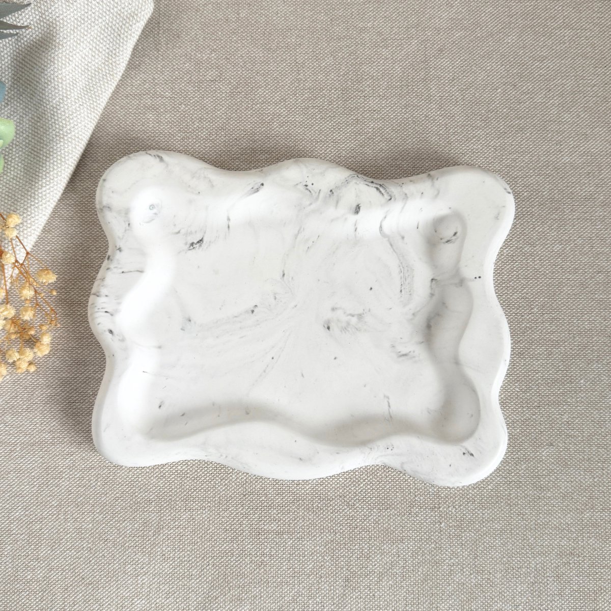Rechthoekige tray met golvende rand – marmerlook wit/zwart – handgemaakte decoratieve schaal van porseleingips – stijlvolle organizer voor kaarsen & accessoires