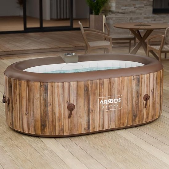 Ovaal opblaasbare jacuzzi met houtnerfprint en bruin opblaasbaar deel, staand op een houten terras.