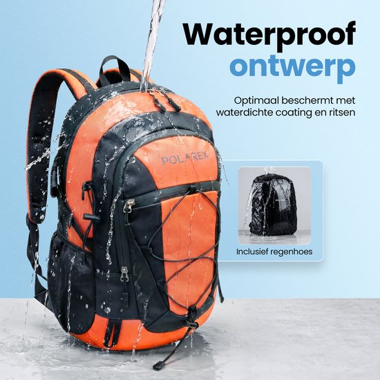 Oranje Polarex rugzak met zwarte details, besprenkeld met water. Waterdichte coating en ritsen. Een kleinere afbeelding toont de tas met regenhoes.