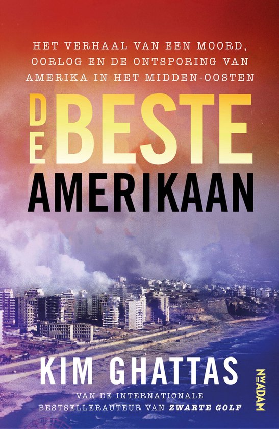 Livre "De Beste Amerikaan" de Kim Ghattas. Titre et sous-titre en grandes lettres. Arrière-plan avec photo aérienne d'une ville côtière.