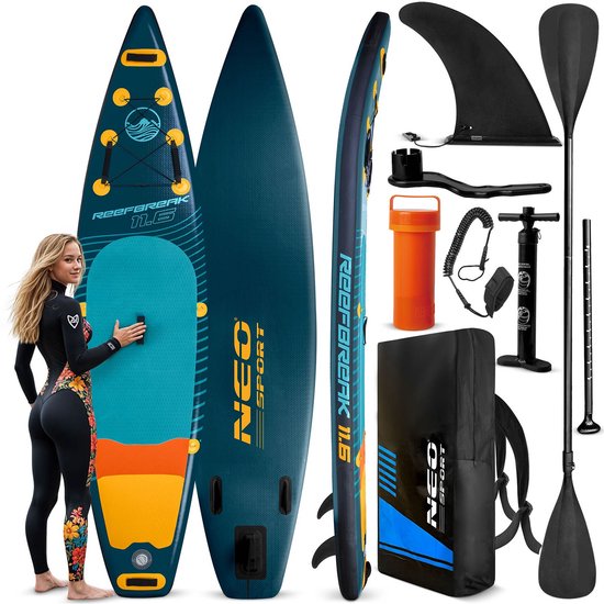 Vrouw bij een opblaasbaar SUP board met turquoise, blauwe en oranje delen. Inclusief accessoires.