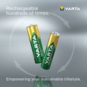 Twee Varta Recharge Accu Solar batterijen, geel en groen, met circulaire pijlen.