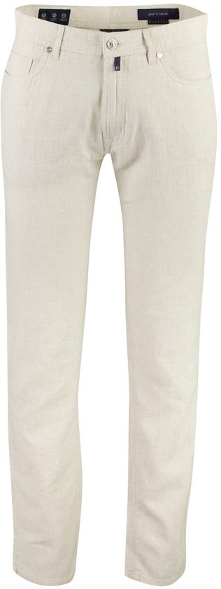 Off-white linnen broek van Pierre Cardin, voorkant zichtbaar, met knoopsluiting en bruin leren label.
