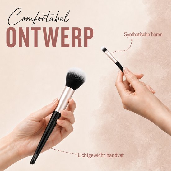 Een hand houdt een grote, zachte make-upkwast met zwarte steel en champagnekleurige ring vast. Een andere hand houdt een kleine kwast met synthetische haren vast.