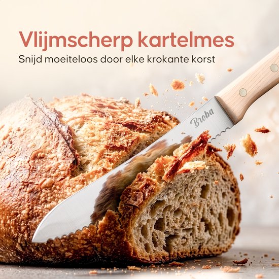 Een Broba broodmes met houten handvat snijdt door de korst van een brood, met broodkruimels die wegvliegen. "Vlijmscherp kartelmes"