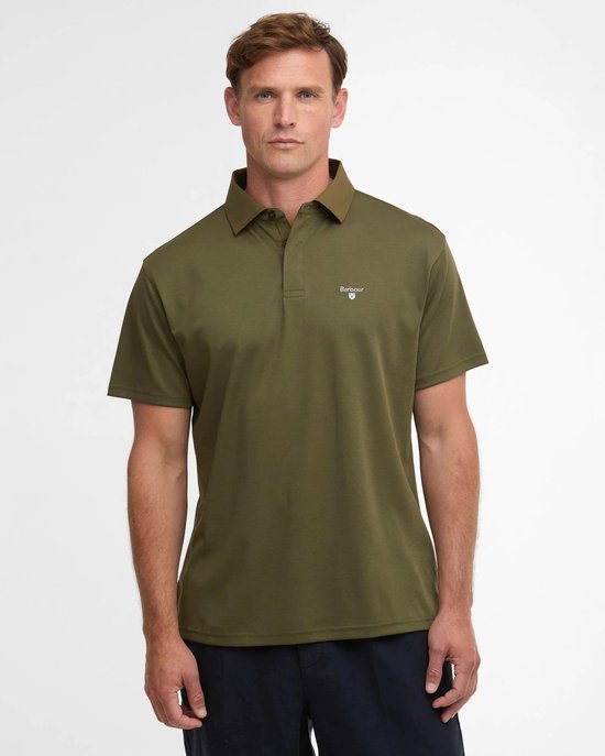 Donkergroene polo met korte mouwen en een geborduurd Barbour-logo op de borst. Gedragen door een man.