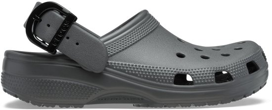 Donkergrijze Crocs clog, zijaanzicht, met verstelbare band.