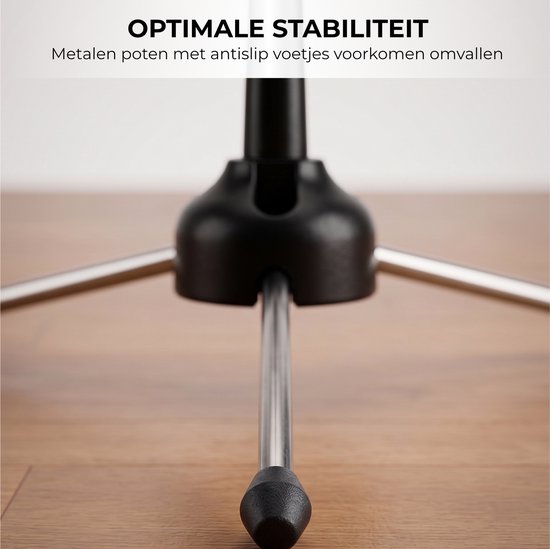 Dichtbij opname van de zilveren poten met zwarte antislipvoetjes van een instrumentenstandaard.