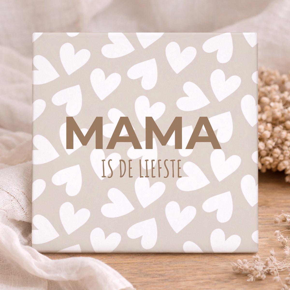 Printazzy – Tegeltje met Tekst – Mama is de Liefste – liefdevol cadeau – mama cadeau idee – keramische tegel – interieur accessoire – decoratief tegeltje