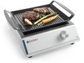 Contactgrill met grillplaat met ribbels waarop twee steaks, asperges, wortel en knoflook liggen.