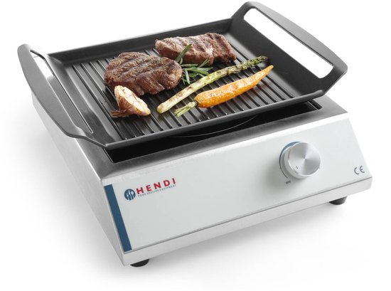 Contactgrill met grillplaat met ribbels waarop twee steaks, asperges, wortel en knoflook liggen.