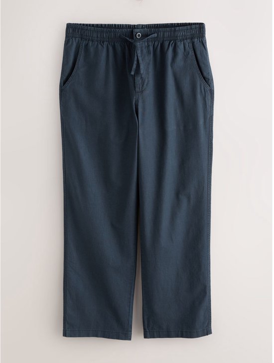 Gedetailleerde weergave van een marineblauwe relaxte broek van linnen-katoenmix.