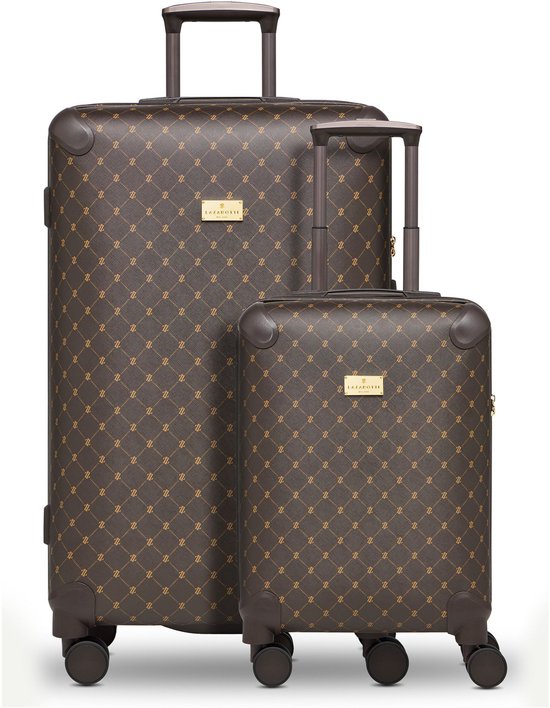 Twee bruine koffers met monogramprint, goudkleurig logo en trolley-handvat. De grotere koffer staat voor de kleinere.