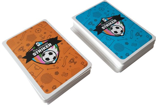 Twee stapels speelkaarten met voetbalthema. Eén met oranje kaarten en één met blauwe kaarten.