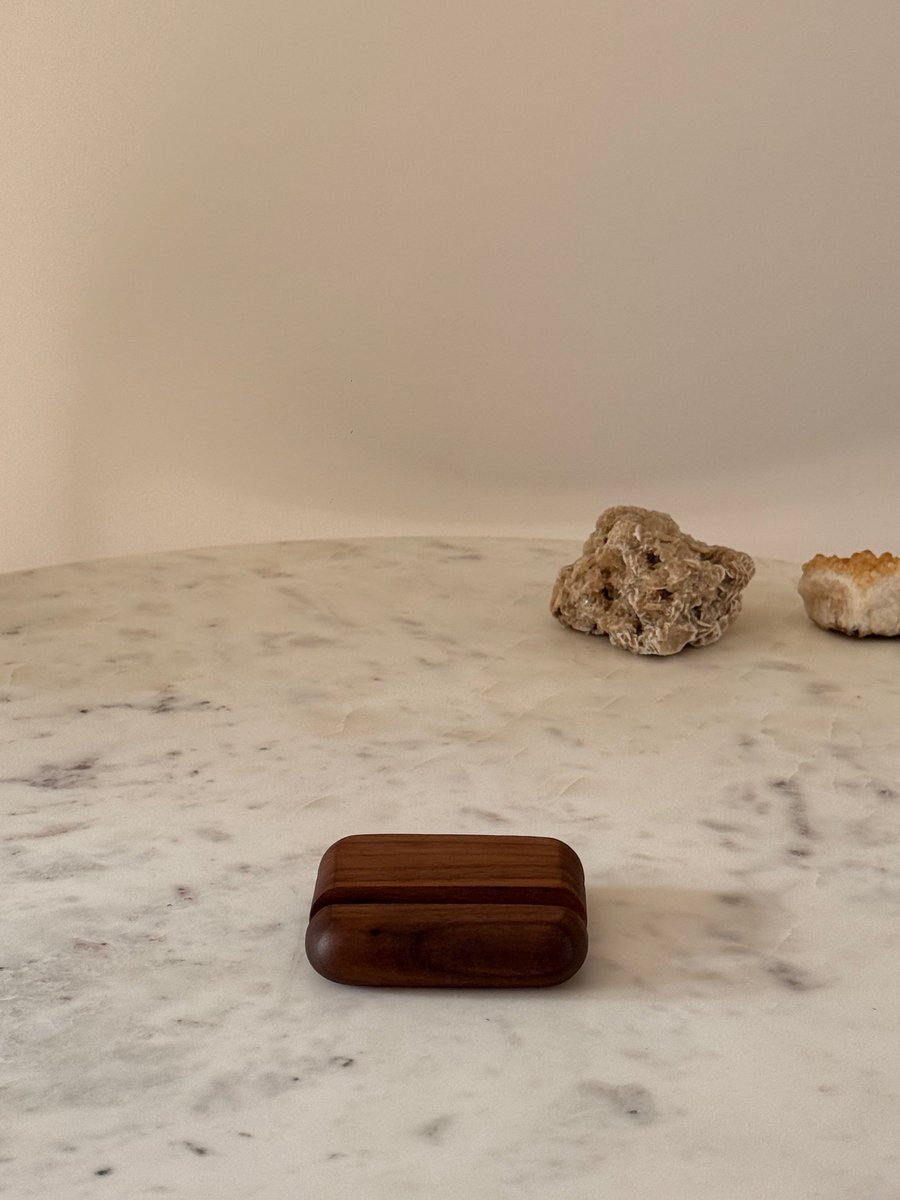 Houten telefoonhouder - telefoonhouder bureau - telefoon standaard - tablet standaard – Japandi - Walnoot kleur - afgeronde hoeken - houten tablethouder - telefoon houder - telefoonstandaard - telefoon houder bureau - Hoogwaardige kwaliteit