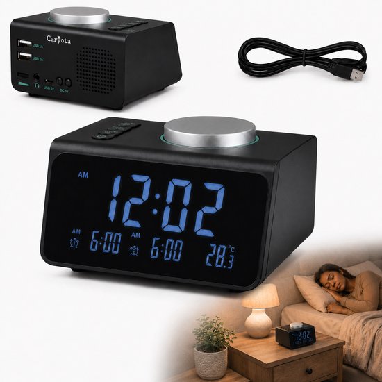 Collage van de zwarte Caryota wekkerradio met dubbele USB-poorten, oplaadkabel, digitaal display (12:02, 6:00, 20.3°C) en een vrouw die slaapt in een bed.