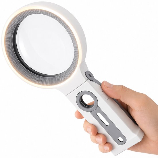 Main tenant une loupe blanche avec des accents gris et un éclairage, sur fond blanc.