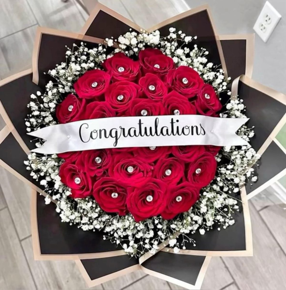 Luxe Rozenboeket "Congratulations" – 25 Verse Rode Rozen met Gipskruid & Strass Steentjes – Perfect Afstudeercadeau & Geslaagd Cadeau – Inclusief Luxe Wikkel