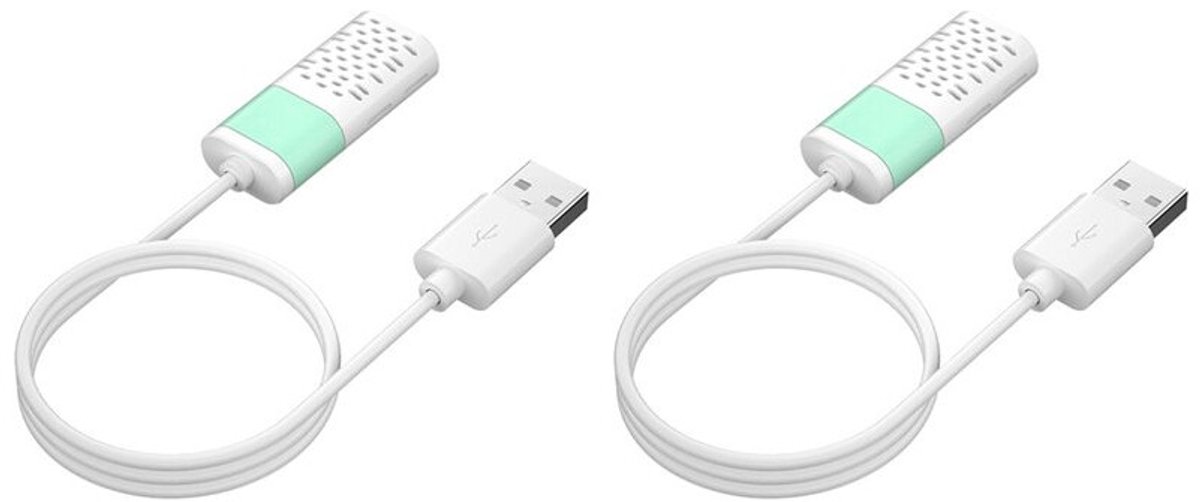 Twee zelfgemaakte elektrolytische natriumhypochlorietgeneratoren, een USB-desinfectiegenerator en huishoudelijke schoonmaakmiddelen.