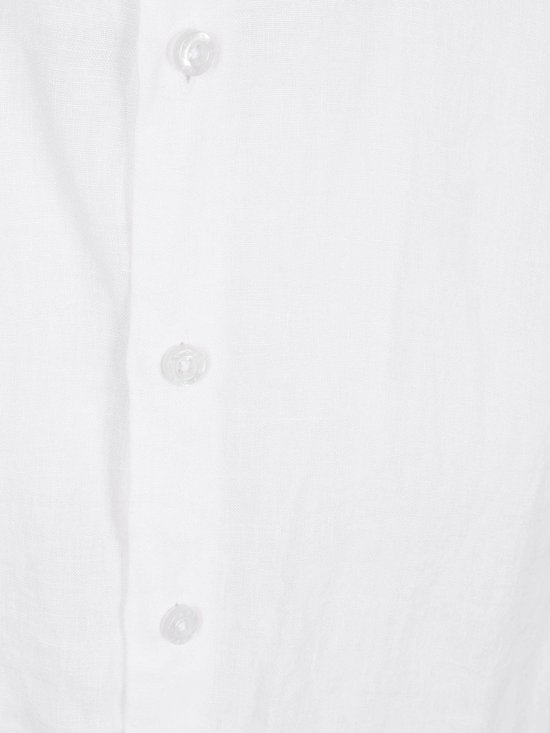 Detail van witte knopen op een wit linnen overhemd.