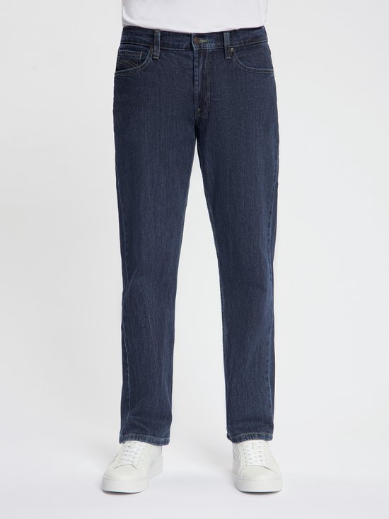 Donkerblauwe MASKOVICK jeans met gele stiksels, zichtbaar van voren gedragen door een man.