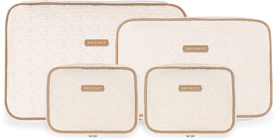 Vier beige SUITSUIT Packing Cubes met stoffen textuur en bruine randen op een witte achtergrond.