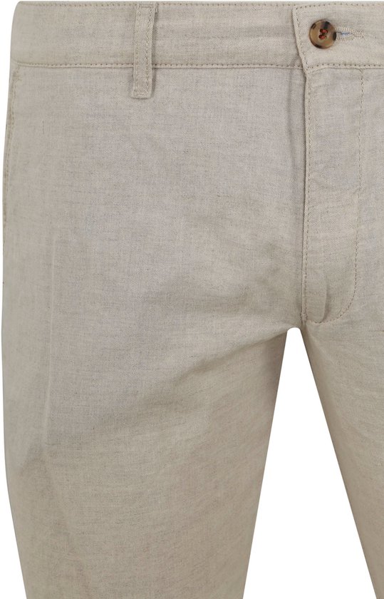 Detail van de voorkant van een beige linnen broek met knoop en riemlussen.