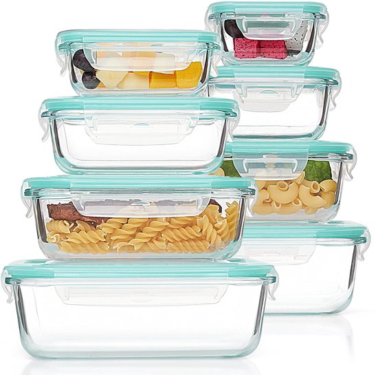Boîtes de conservation en verre empilées avec couvercles bleu clair, remplies de fruits, de pâtes et de viande.