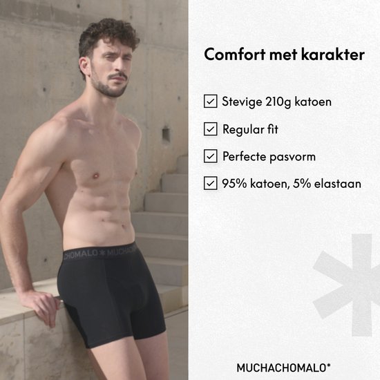 Model draagt zwarte Muchachomalo boxer, tekst: Comfort met karakter, 210g katoen, regular fit, 95% katoen 5% elastaan.
