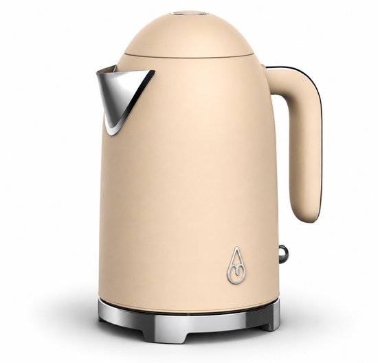 Zijaanzicht van een beige retro waterkoker met verchroomde accenten. Staand op een witte achtergrond.