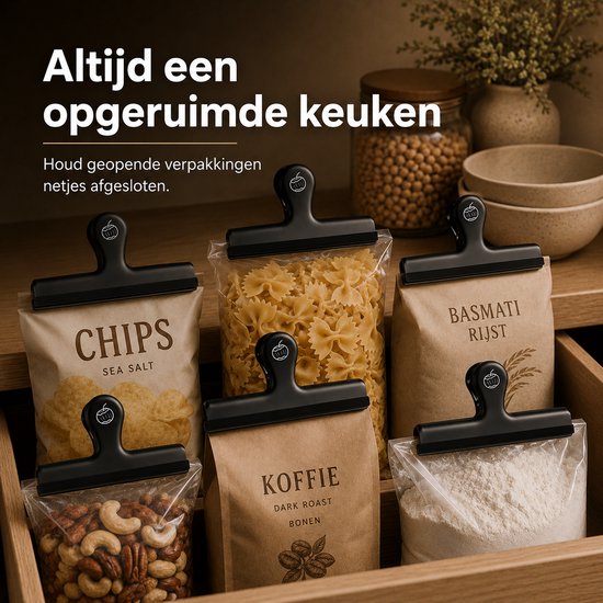 Zes zwarte vershoudclips sluiten zakken af met pasta, chips, rijst, koffie en noten in een keukenlade.