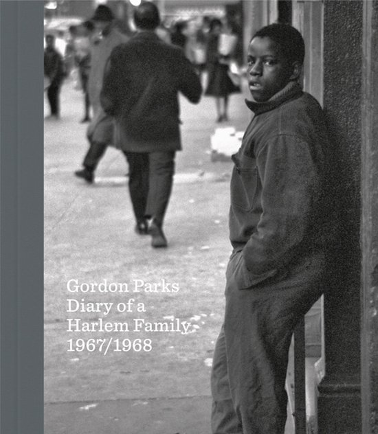 Jonge jongen leunt tegen muur, Gordon Parks 'Diary of a Harlem Family 1967/1968'.