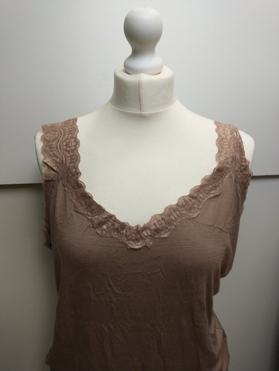 Bruine singlet met V-hals en kanten afwerking, getoond op een paspop.