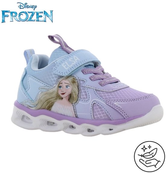 Zij-aanzicht van een lichtblauwe en paarse Frozen sneaker met Elsa afbeelding, klittenband en lichtjes in de zool.
